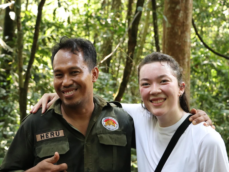 Reizigster in de jungle van Sumatra met een parkranger op zoek naar Orang Utans