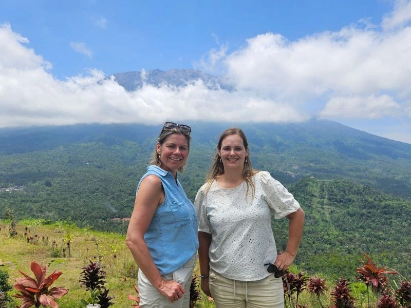 twee mensen op Bali bij mount Agung