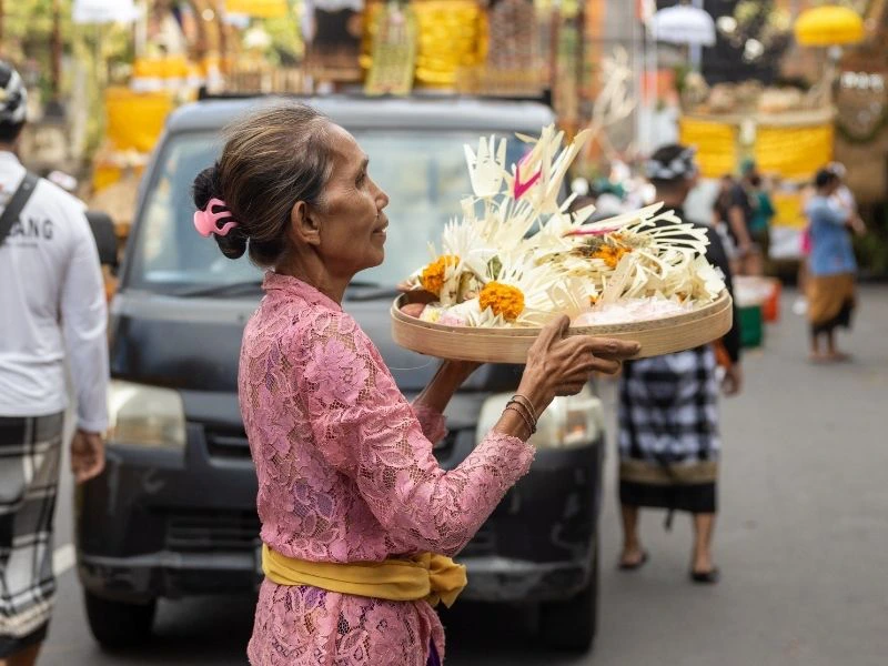 Indonesische vrouw looopt over straat in Indonesië