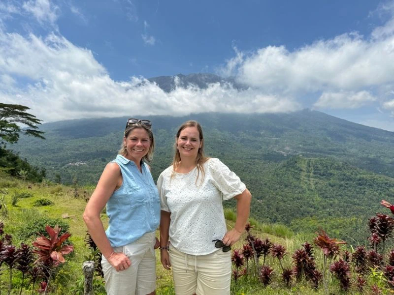 Twee vrouwen staan op een groene berg in Bali