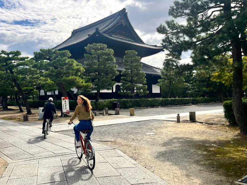 Vrouw op de fiets in Kyoto