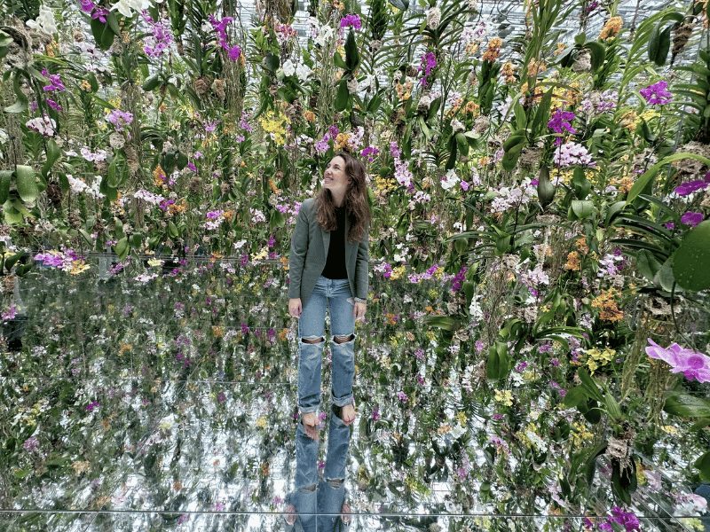 vrouw in team lab tokyo