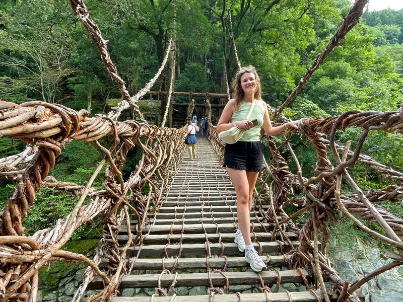 Vrouw op een brug in de Iya-vallei, Japan - rondreis Honshu Shikoku