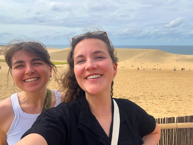 Reizigers op de zandduinen van Tottori in Japan