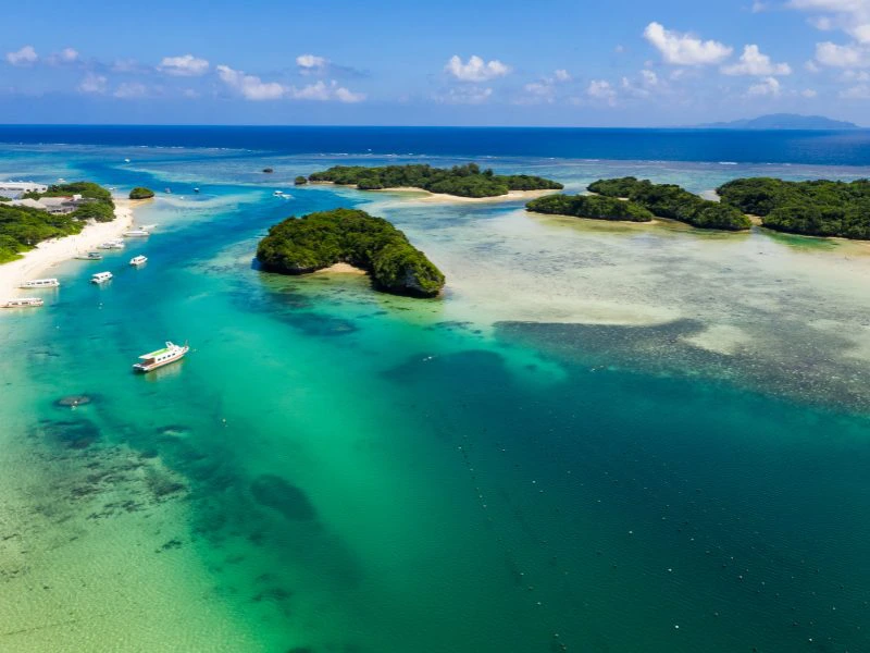 Luchtfoto van Kabira Bay op het eiland Ishigaki, Japan, met turquoise water, witte zandstranden en groene eilandjes