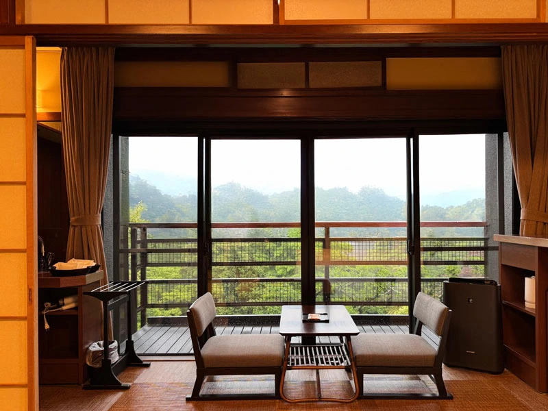 Een traditionele ryokan in Hakone met uitzicht op de bergen