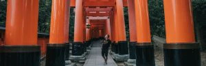 Man onder de rode poorten in Kyoto