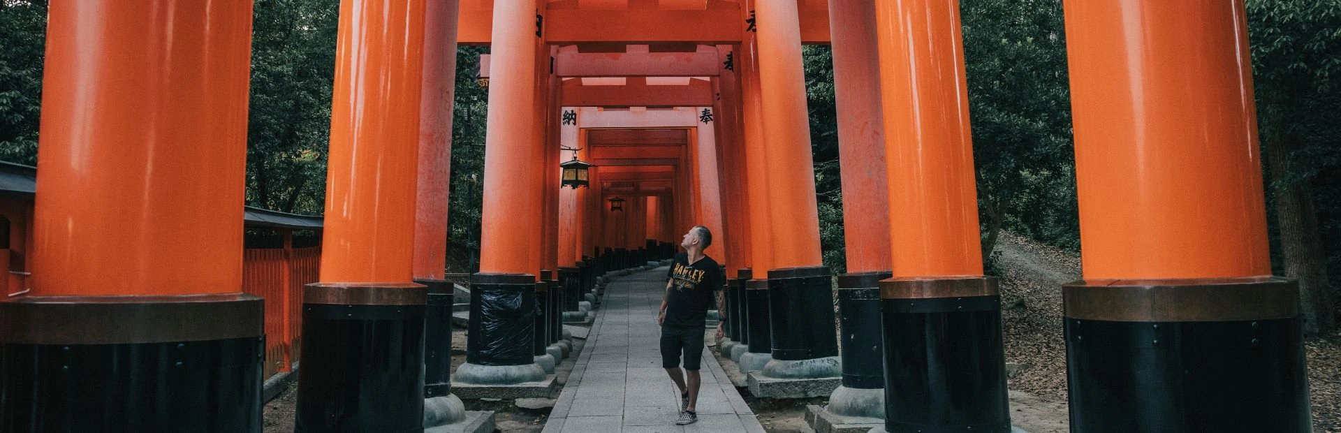 Man onder de rode poorten in Kyoto
