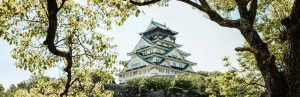 Uitzicht op een kasteel in Osaka met bomen