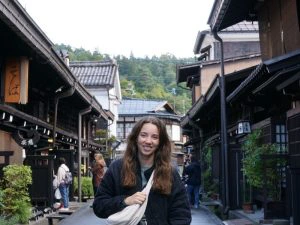 Vrouw in de straat van Takayama