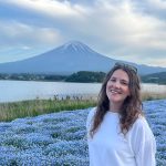 Vrouw staat bij Mount Fuji in Japan
