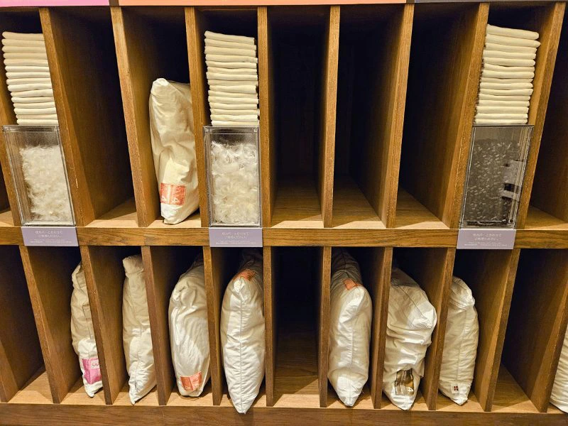 kussens en handdoeken in hotel