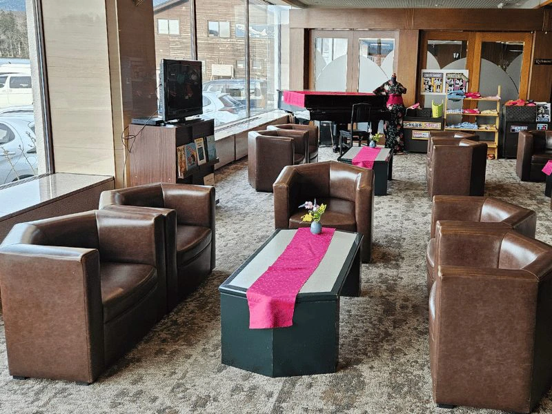 hotel lobby lake akan