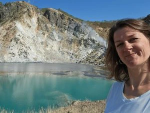 vrouw poseert bij meer noboribetsu