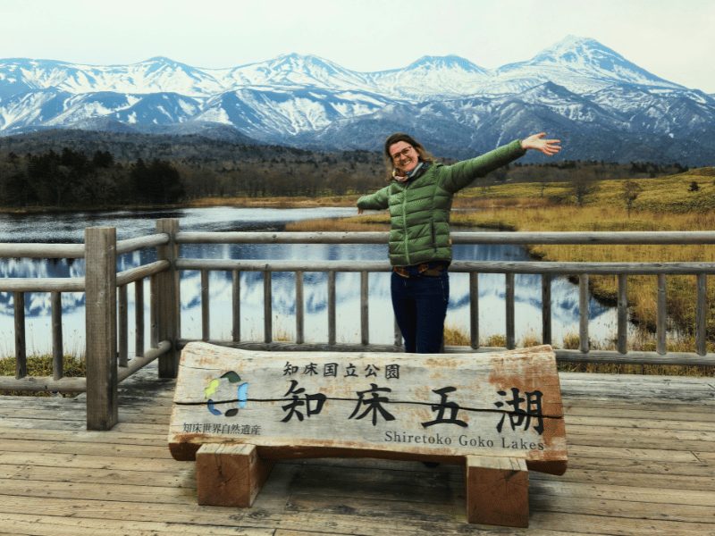 vrouw poseert bij Goko Lake