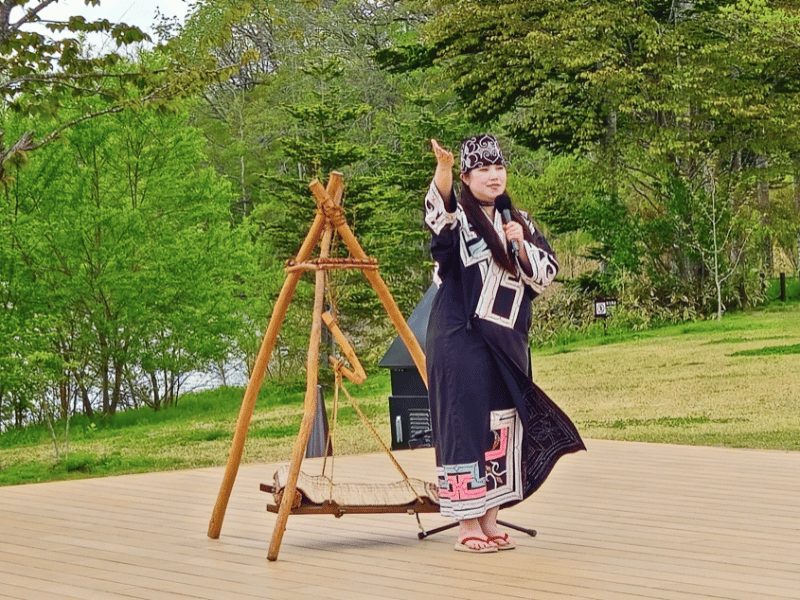 aino vrouw bij museum