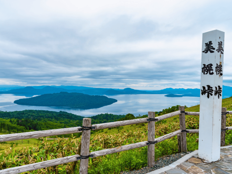 uitzicht over het meer van lake akan