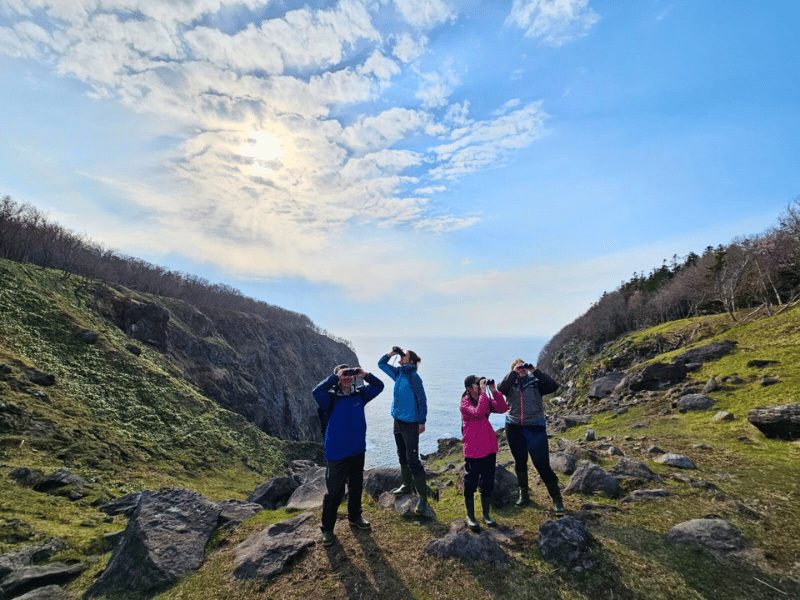 mensen kijk door verrekijker Shiretoko