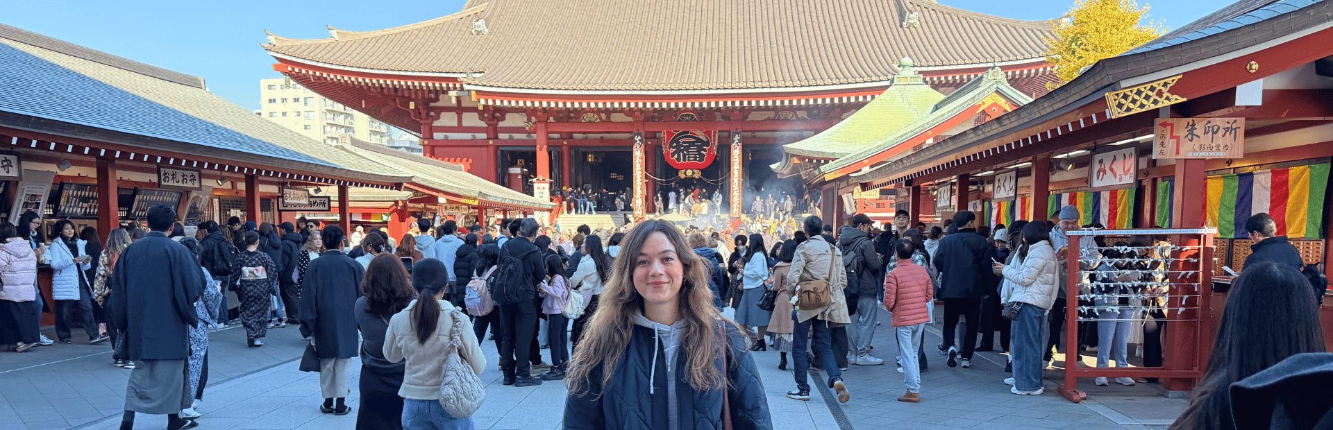 Vrouw bij de Asakusa-tempel in Tokio