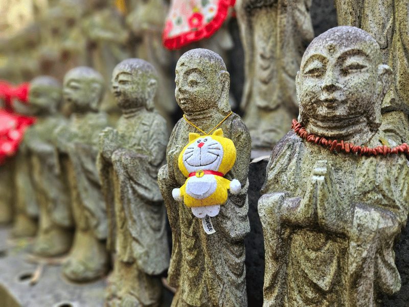 Kleine beeldjes bij een heiligdom in Japan