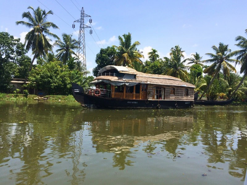 Varen op de backwaters in een woonboot