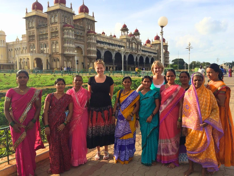 Reizigers met lokale mensen in Mysore