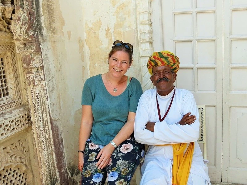 Bewaker bij Udaipur met reiziger