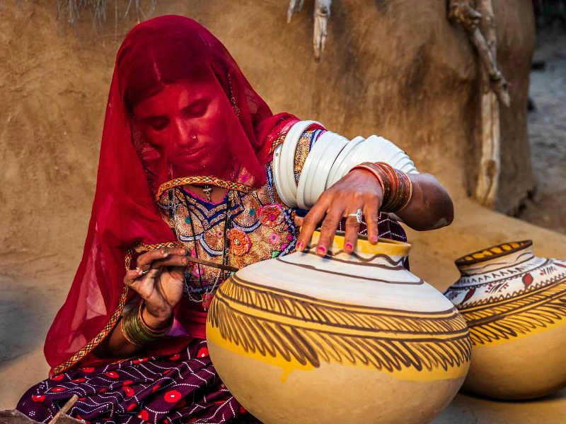 ee4n local in Rajasthan die vasen an het schilderen is
