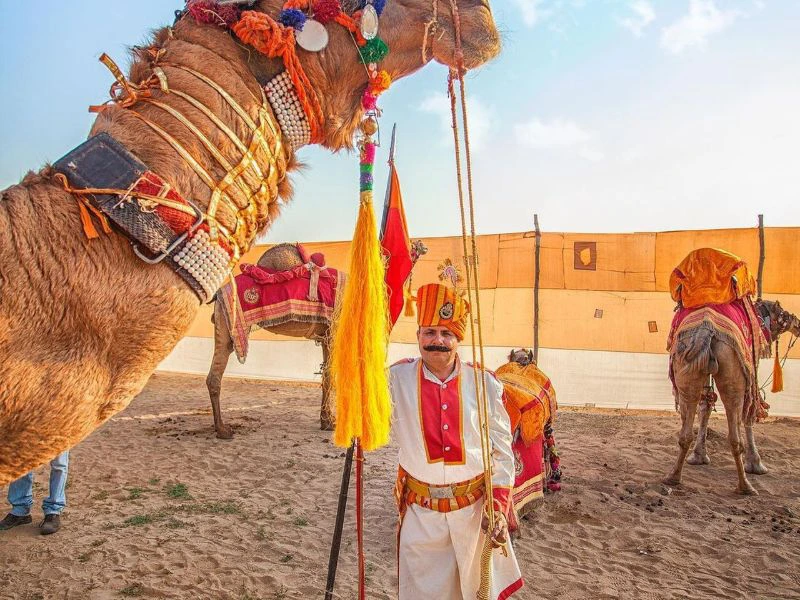 local onder het hoofd van een kameel in Jaisalmer