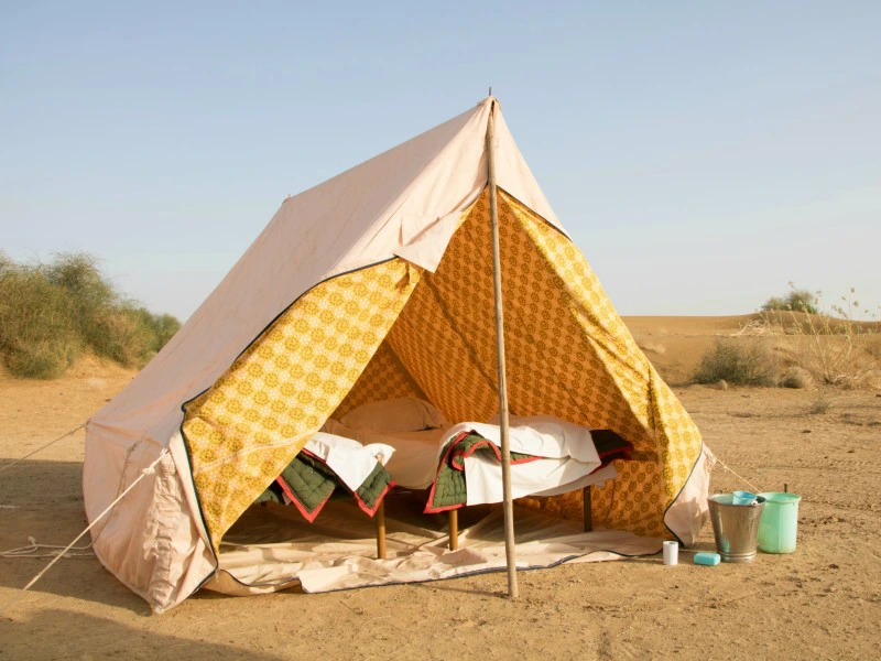 overnachten in een tent in de woestijn