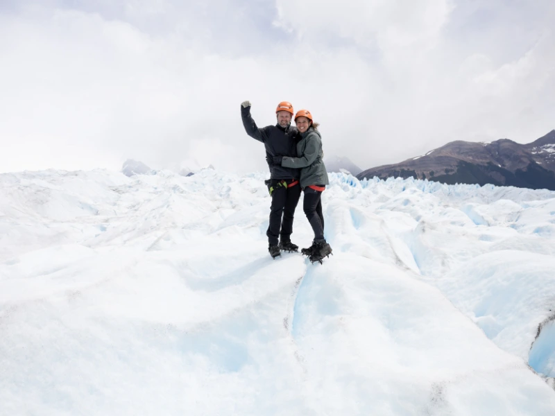 Reizigers op het ijs in Patagonië