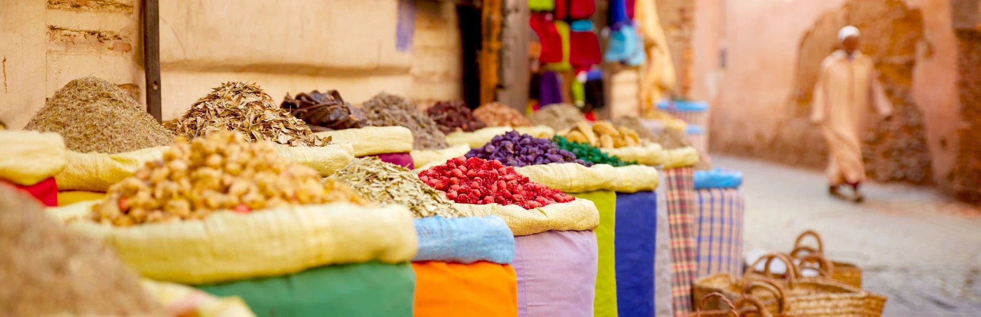 Kleurrijke marktwaren op markt in Marrakech
