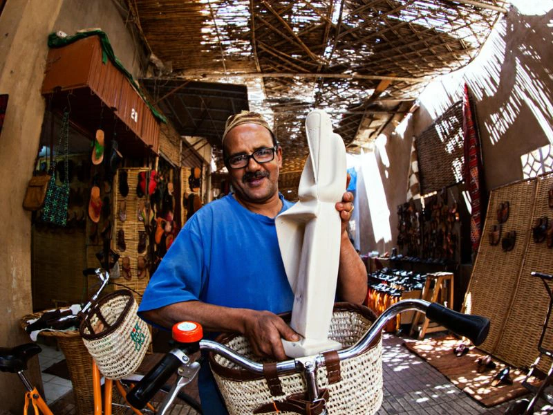 Man poseert met beeld bij een fiets