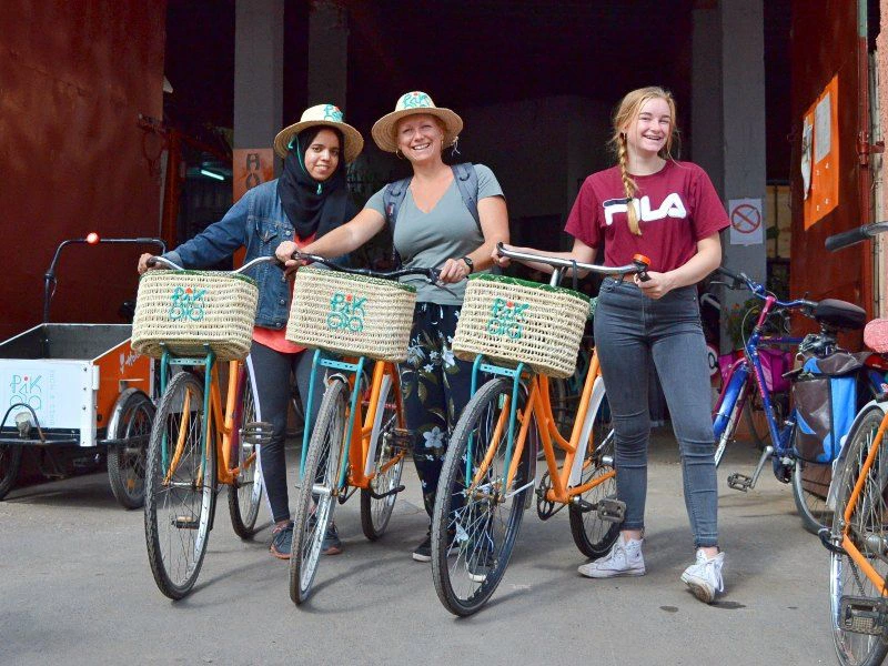 Vrouwen poseren met fiets tijdens fietstour door Marrakech