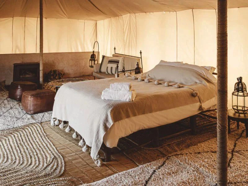 bed in glamping tent agafay woestijn