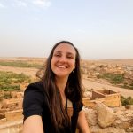 Vrouw staat boven een stad in Marokko