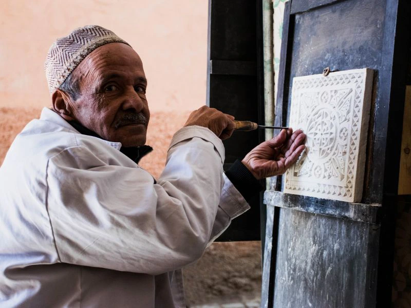 Man zit met een schroevendraaier bij een deur in Marokko