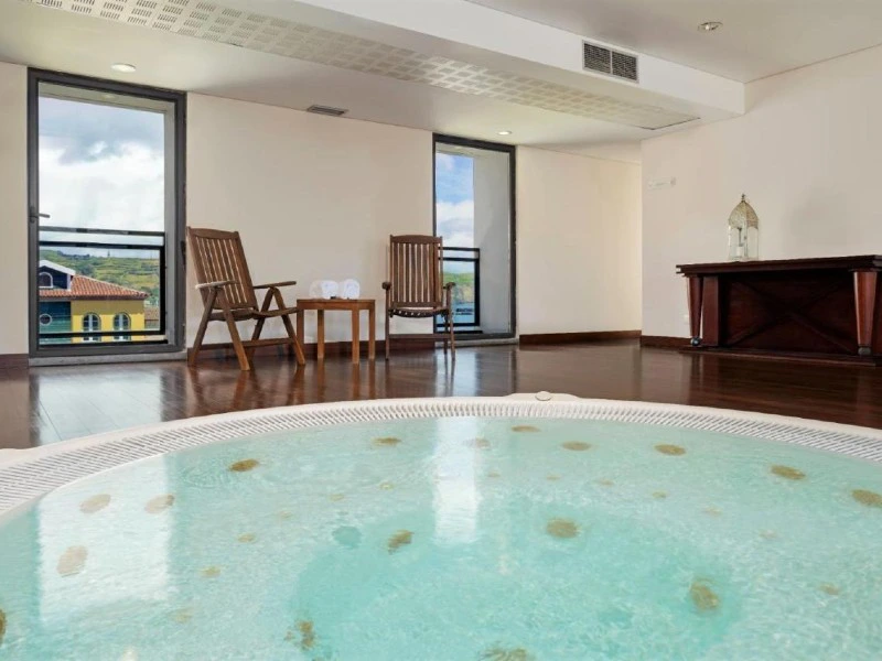 comfortabel hotel in horta faial zwembad