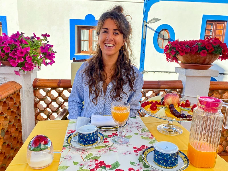 Vrouw eet ontbijt in Portugal