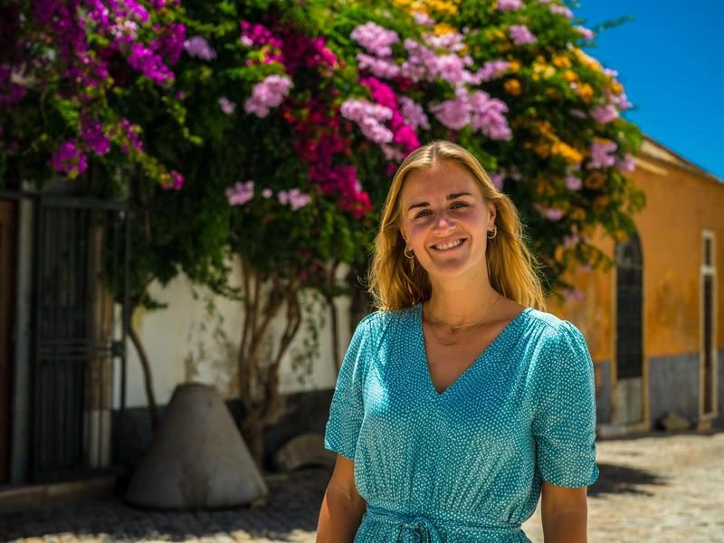 Vrouw in Portugal met bloemen op de achtergrond