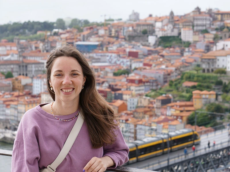 Vrouw lachend met Porto op de achtergrond