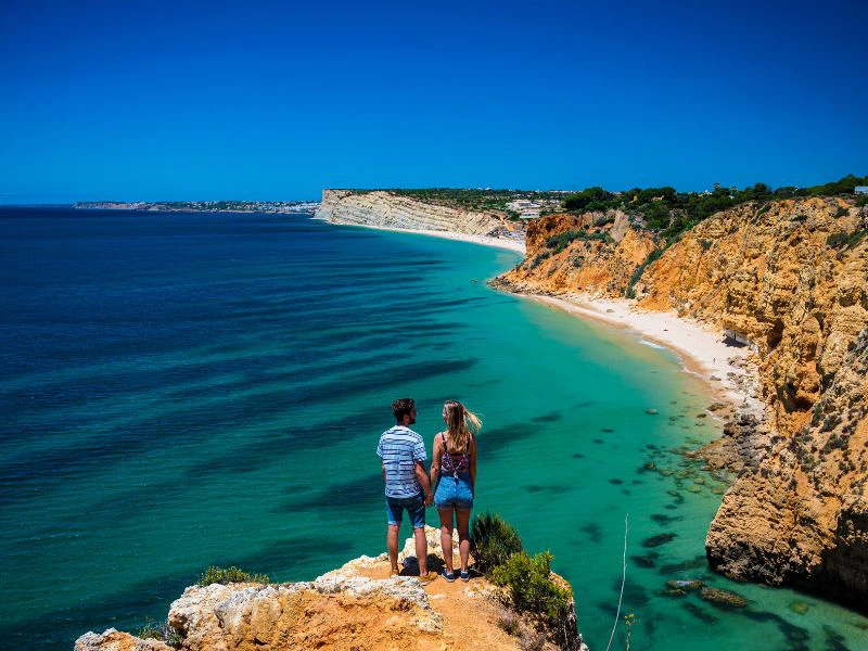 Twee mensen kijken uit op de Algarve in Portugal