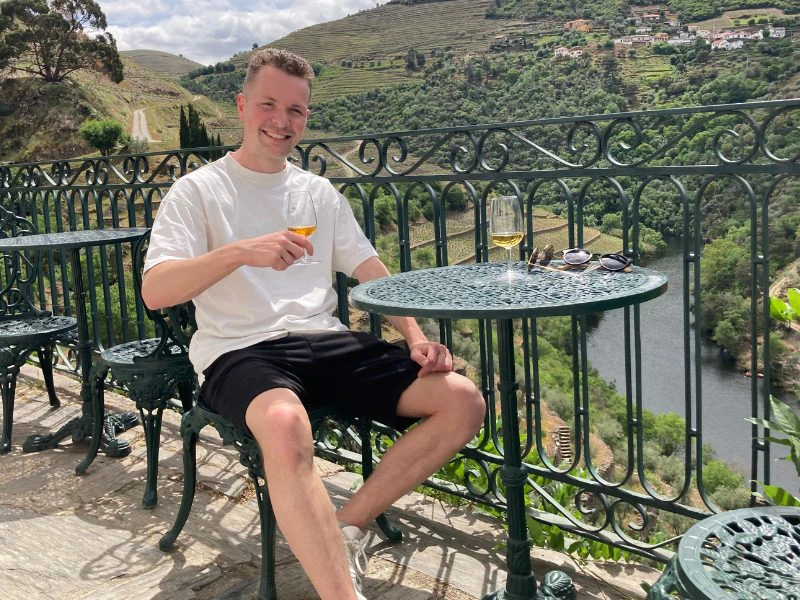 Man met wijn in de Dourovallei