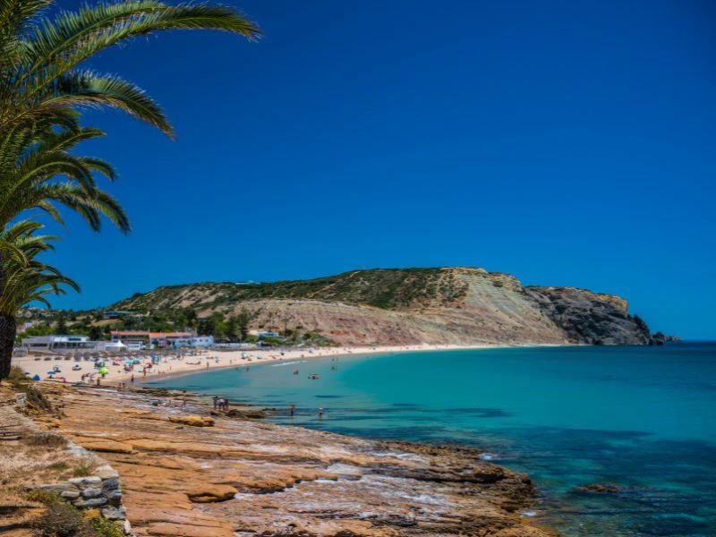 Mensen op het strand en in de zee in Algarve