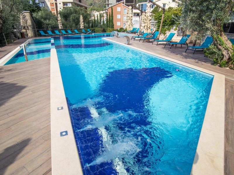 Zwembad hotel Petrovac | Riksja Travel Montenegro