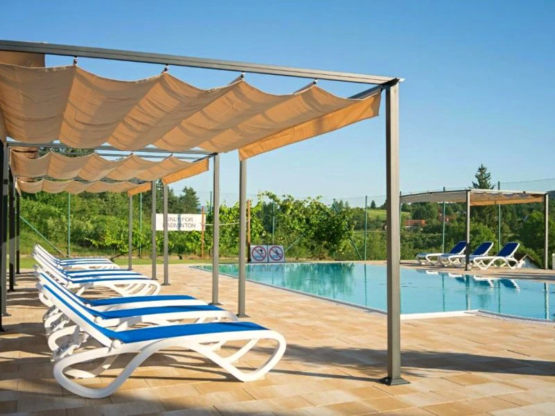Plitvice hotel met zwembad ligstoelen