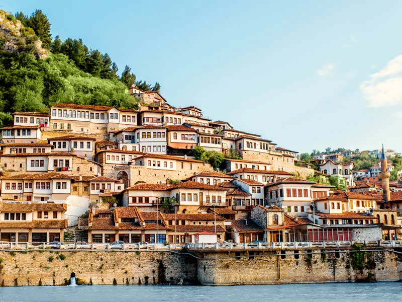 berat-stad-rivier-avond