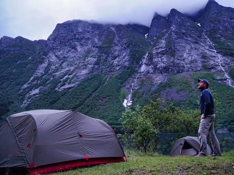 wildkamperen bij een Noors fjord