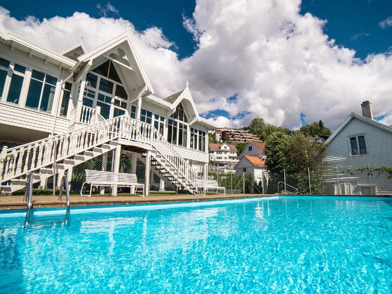 zwembad bij hotel in Sognefjord