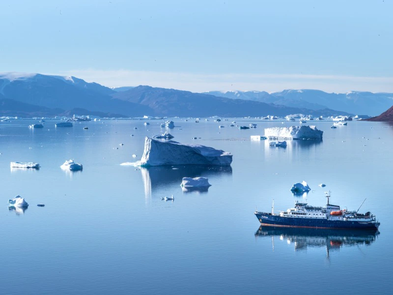 Expeditieschip tussen de ijsschotsen op Spiitsbergen